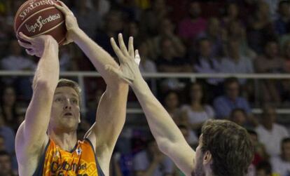 Doellman lanza a canasta ante Tomic