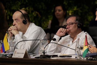 Álvaro Leyva y Gustavo Petro, en Belém, Brasil, el 8 de agosto de 2023.