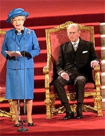 Imagen de Isabel II de Inglaterra, junto a su esposo, el duque de Edimburgo, en su discurso ante las cámaras del Parlamento.