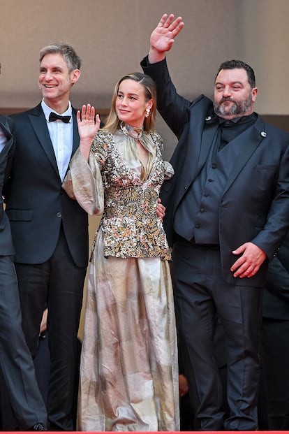 Brie Larson eligió un conjunto dorado de la colección crucero 2023 de Chanel.