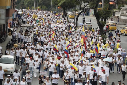 Miles de personas han salido a las calles de diferentes ciudades colombianas para protestar contra la gestión del presidente Gustavo Petro. En la imagen, opositores del Gobierno marchan sobre una avenida en Cali, este miércoles. 