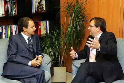 Rodríguez Zapatero conversa con el candidato socialista a la Junta de Extremadura, Guillermo Fernández Vara.