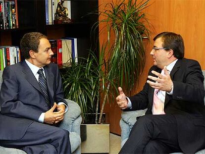 Rodríguez Zapatero conversa con el candidato socialista a la Junta de Extremadura, Guillermo Fernández Vara.