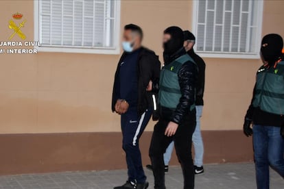 Imagen de la detención de uno de los sospechosos de participar en el crimen del vigilante de una plantación de cáñamo en Zaragoza.