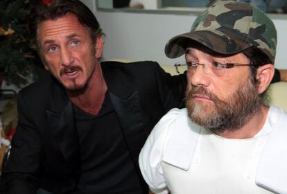 Sean Penn acompa&ntilde;a a Jacob Ostreicher en una conferencia de prensa de 2012