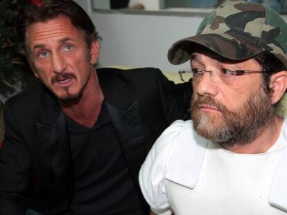 Sean Penn acompaña a Jacob Ostreicher en una conferencia de prensa de 2012