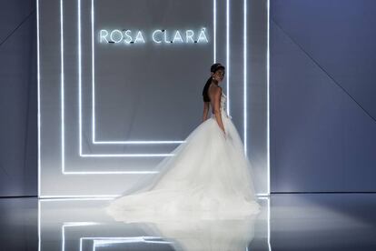 La modelo Joana Sanz en un desfile de rosa Clará en 2016.