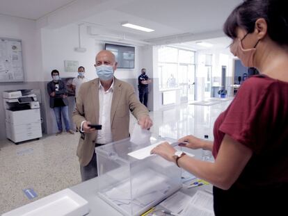 Pancho Casal vota en las elecciones autonómicas del 12-J de 2020.