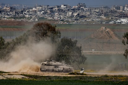 Un tanque israelí, en el lado israelí de la frontera con Gaza, este martes.