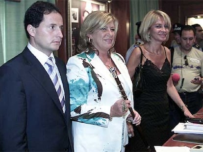 Carlos Fernández e Isabel García Marcos, tras la toma de posesión de Marisol Yagüe (centro) como alcaldesa.