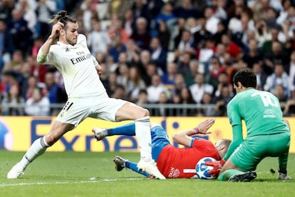 El centrocampista galés del Real Madrid Gareth Bale intenta batir al portero del Viktoria Plzen Ales Hruska.