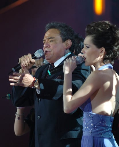 El cantante mexicano José José, junto a Kika, en la emisión del programa televisivo 'Cantando por un sueño', en Ciudad de México en 2006.