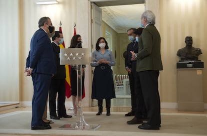 La presidenta de la Comunidad de Madrid, Isabel Díaz Ayuso, conversa este miércoles con su equipo al término de una rueda de prensa en la sede regional, tras el anuncio de elecciones para el próximo 4 de mayo, en Madrid (España).