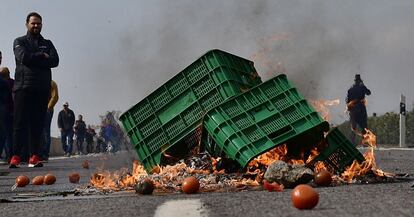 Varios agricultores queman cajas con verduras y hortalizas en Almería, con la intención de cortar el tráfico. Es la cuarta semana de manifestaciones en todo el país para reclamar soluciones para el campo y precios justos en origen.