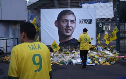 Aficionados del Nantes homenajean a Emiliano Sala el pasado enero.