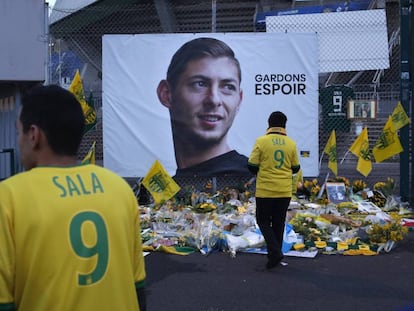 Aficionados del Nantes homenajean a Emiliano Sala el pasado enero.