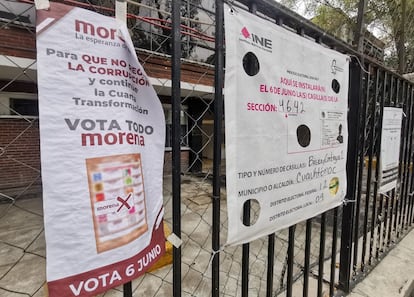 Pese a que la ley electoral lo prohíbe, Morena colocó propaganda electoral en algunas casillas electorales de Ciudad de México.