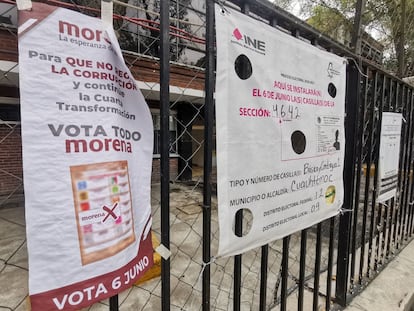 Pese a que la ley electoral lo prohíbe, Morena colocó propaganda electoral en algunas casillas electorales de Ciudad de México.