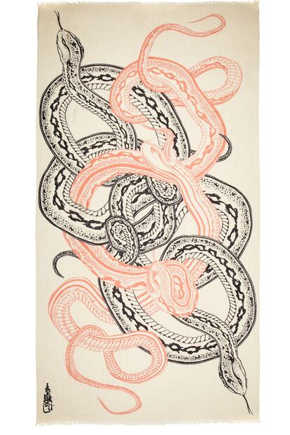 Según el calendario chino, 2013 es el año de la serpiente. Puedes poner de tu lado la suerte que da este reptil con pañuelos como el diseñado por Horiyoshi The Third en NAP (335 euros).