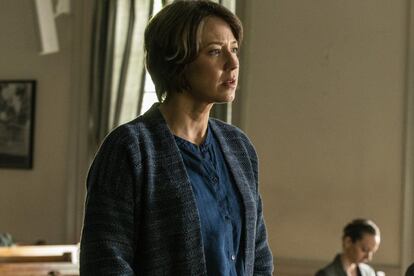 Carrie Coon protagoniza la segunda temporada de 'The Sinner', cuya primera entrega protagonizaba Jessica Biel. El 1 de agosto arrancará en Estados Unidos esta serie que llegará a España, sin fecha confirmada, con Netflix. La segunda entrega seguirá al detective Harry Ambrose (Bill Pullman) cunado regresa a su ciudad natal para investigar un crimen. Para ello, tiene que proteger a la misteriosa Vera (Coon), una pieza clave del rompecabezas al que se enfrenta.