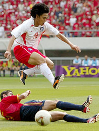 Ahn salta por encima de Hierro en el partido ante España.