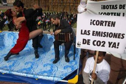 Un grupo de ecologistas baila un tango dentro de una pequeña piscina en Buenos Aires para protestar contra el cambio climático.