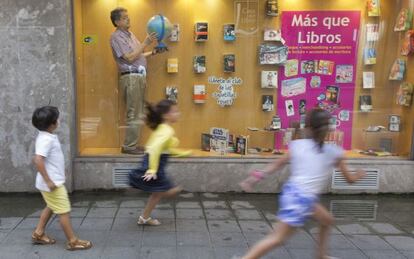 El escritor nicaragüense Sergio Ramírez, compartiendo escaparate con los libros, el viernes en Gijón.