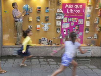 El escritor nicarag&uuml;ense Sergio Ram&iacute;rez, compartiendo escaparate con los libros, el viernes en Gij&oacute;n.