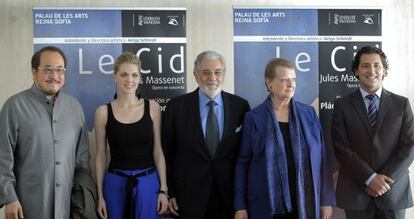 Hao Jiang Tian, Mica&euml;la Oeste, Pl&aacute;cido Domingo, Helga Schmidt y Jorge de Le&oacute;n, ayer, en el Palau de les A