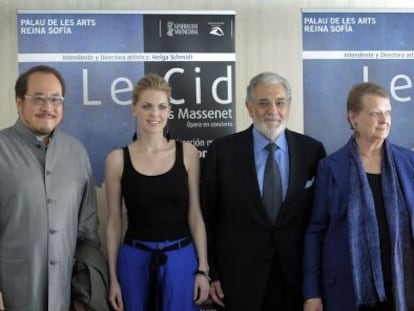 Hao Jiang Tian, Mica&euml;la Oeste, Pl&aacute;cido Domingo, Helga Schmidt y Jorge de Le&oacute;n, ayer, en el Palau de les A