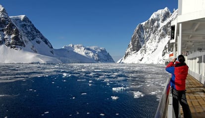 Un barco recorre el estrecho de Le Maire, en la Península Antártica.