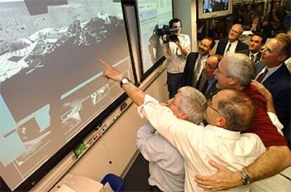 El director de la NASA, Sean O&#39;Keefe, abraza a sus colegas tras recibirse las primeras imágenes del <i>Spirit.</i>