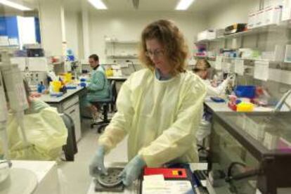 Una mujer realizando pruebas de laboratorio en un hospital. EFE/Archivo