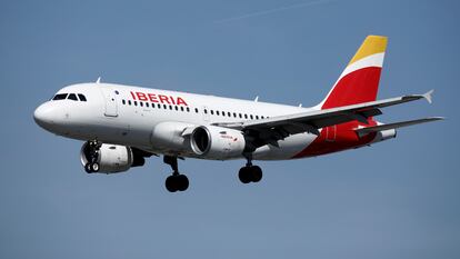 Un avión de Iberia aterriza en el aeropuerto de Orly, en París, en septiembre de 2019.