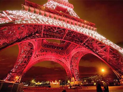 Los principales monumentos de París se iluminan para recibir el año nuevo (como la Torre Eiffel, que se vistió de rojo con motivo de la visita del presidente de China, Hu Jintao, el año pasado).