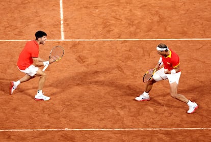 Rafael Nadal y Carlos Alcaraz celebran la victoria contra los argentinos Andrés Molteni y Máximo González durante el partido de dobles masculino en Roland Garros, el primer día de Juegos Olímpicos.