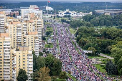 La oposición bielorrusa desafía al presidente Alexandr Lukashenko con una nueva gran marcha por las calles de Minsk.