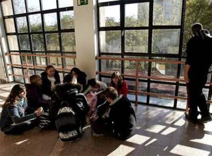 Los alumnos del instituto público Iturralde, del barrio madrileño de Carabanchel, asisten a talleres contra las drogas.