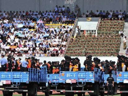 Unos camiones transportan a los acusados al centro del estadio. 