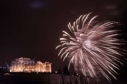 Celebración de Año Nuevo en la Acrópolis de Atenas, Grecia.