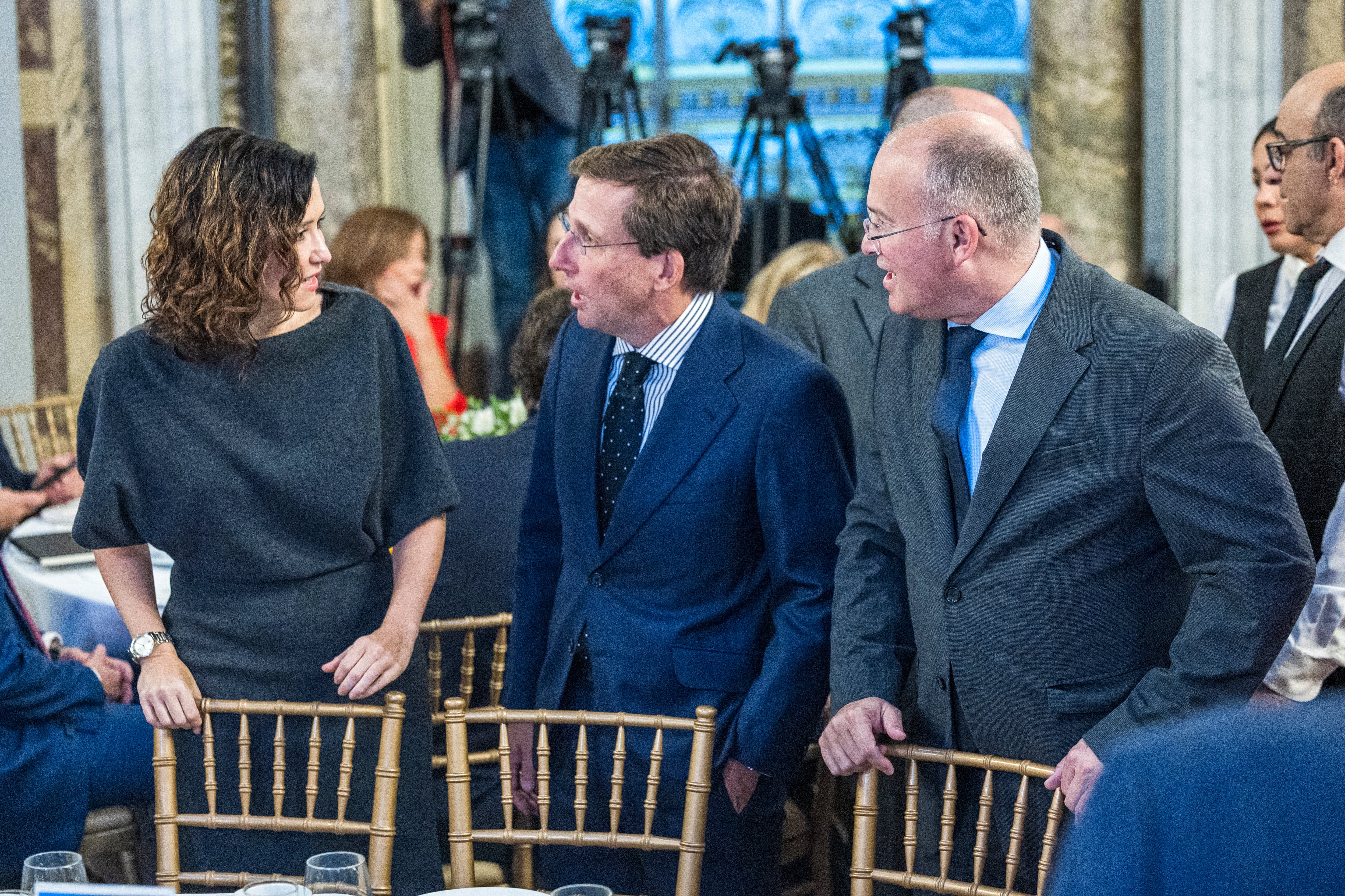 La presidenta de la Comunidad de Madrid, Isabel Díaz Ayuso; el alcalde de Madrid, José Luis Martínez Almeida; y el secretario general del PP, Miguel Tellado, durante un desayuno informativo celebrado en Madrid. 