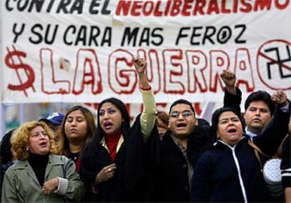 Manifestantes contra el Tratado de Libre Comercio de las Américas, ayer en Monterrey.
