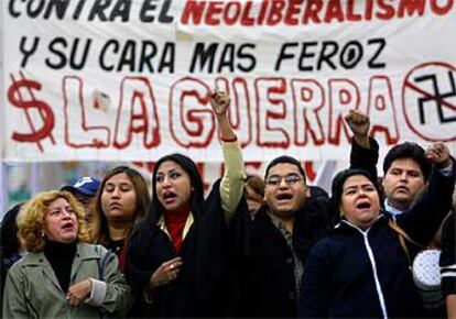 Manifestantes contra el Tratado de Libre Comercio de las Américas, ayer en Monterrey.