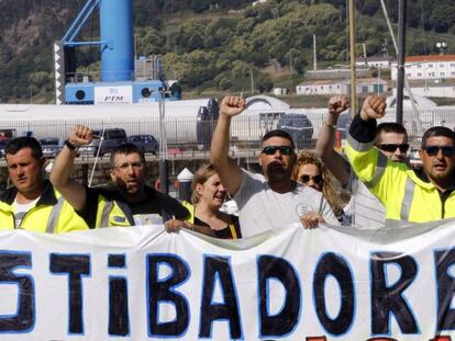  Un grupo de personas se manifiestan hoy en la segunda jornada de huelga de 48h initerrumpidas de los estibadores en los puertos de Galicia. 