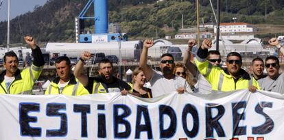 Un grupo de personas se manifiestan hoy en la segunda jornada de huelga de 48h initerrumpidas de los estibadores en los puertos de Galicia.