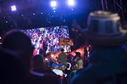 Una bandera de la Unión Patriótica, antiguo partido político de las FARC, ondeó todas las noches frente a la tarima principal durante los shows musicales en la conferencia.