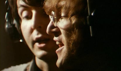 Paul McCartney (izqda.) e John Lennon, em uma fotografia durante a gravação de 'Hey Bulldog' nos estudos Abbey Road de Londres.