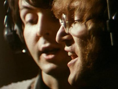 Paul McCartney (izqda.) e John Lennon, em uma fotografia durante a gravação de 'Hey Bulldog' nos estudos Abbey Road de Londres.