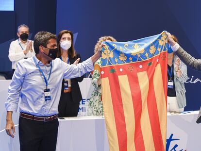 El nuevo líder del PP de la Comunidad Valenciana, Carlos Mazón  y el presidente nacional Pablo Casado con una bandera de la Comunidad Valenciana en el XV Congreso regional del partido el pasado mes de julio.