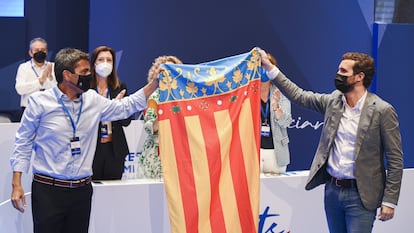 El nuevo líder del PP de la Comunidad Valenciana, Carlos Mazón  y el presidente nacional Pablo Casado con una bandera de la Comunidad Valenciana en el XV Congreso regional del partido el pasado mes de julio.